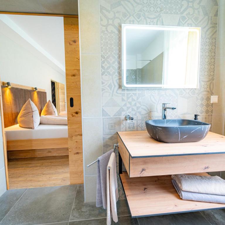 Lorettohof Hotel Garni - Comfort Dreibettzimmer mit Dusche - 19