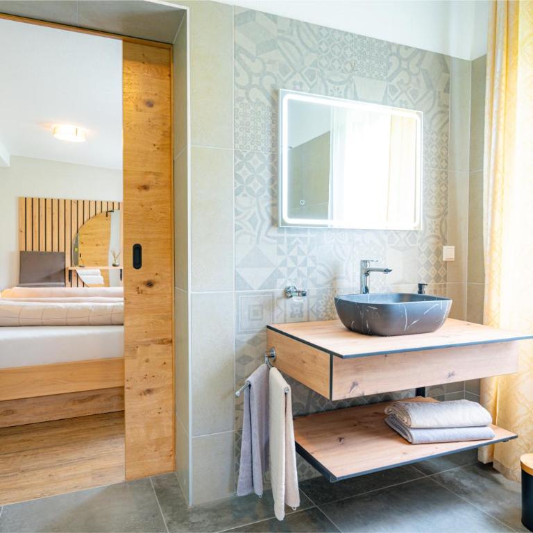 Lorettohof Hotel Garni - Comfort Dreibettzimmer mit Dusche - 2
