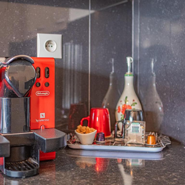 Ideal couple, family & friends - Calme, lumineux, Balcon - Proche Plages 2km - Vélodrome à 10min - Climatisation & Parking privé - Appartement 1 Chambre - 16