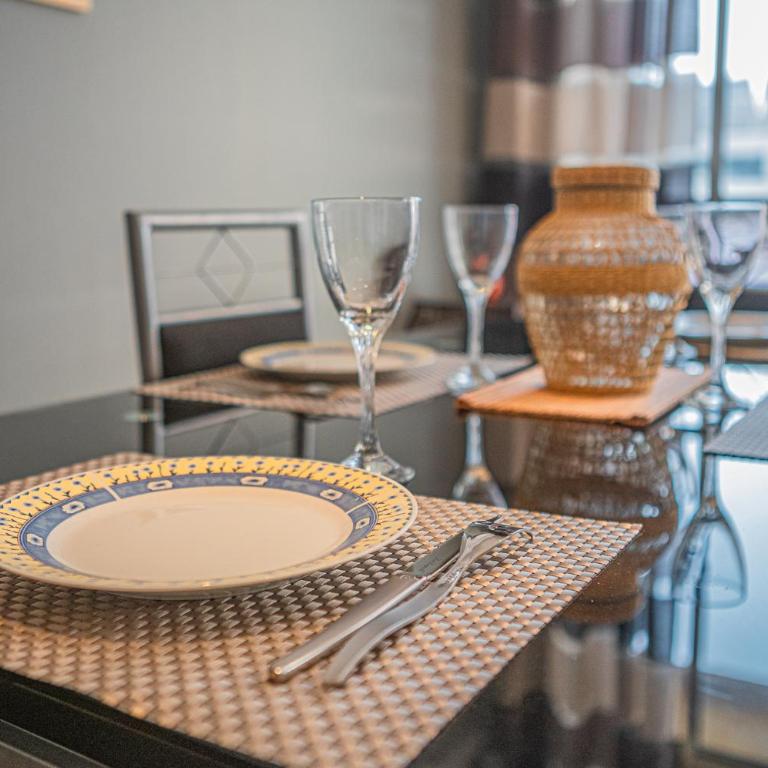 Ideal couple, family & friends - Calme, lumineux, Balcon - Proche Plages 2km - Vélodrome à 10min - Climatisation & Parking privé - Appartement 1 Chambre - 12
