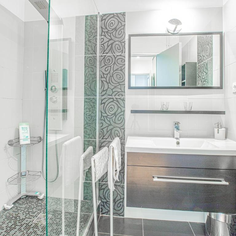 Ideal couple, family & friends - Calme, lumineux, Balcon - Proche Plages 2km - Vélodrome à 10min - Climatisation & Parking privé - Appartement 1 Chambre - 17