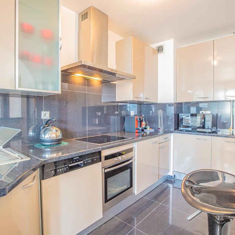 Ideal couple, family & friends - Calme, lumineux, Balcon - Proche Plages 2km - Vélodrome à 10min - Climatisation & Parking privé - Appartement 1 Chambre - 15
