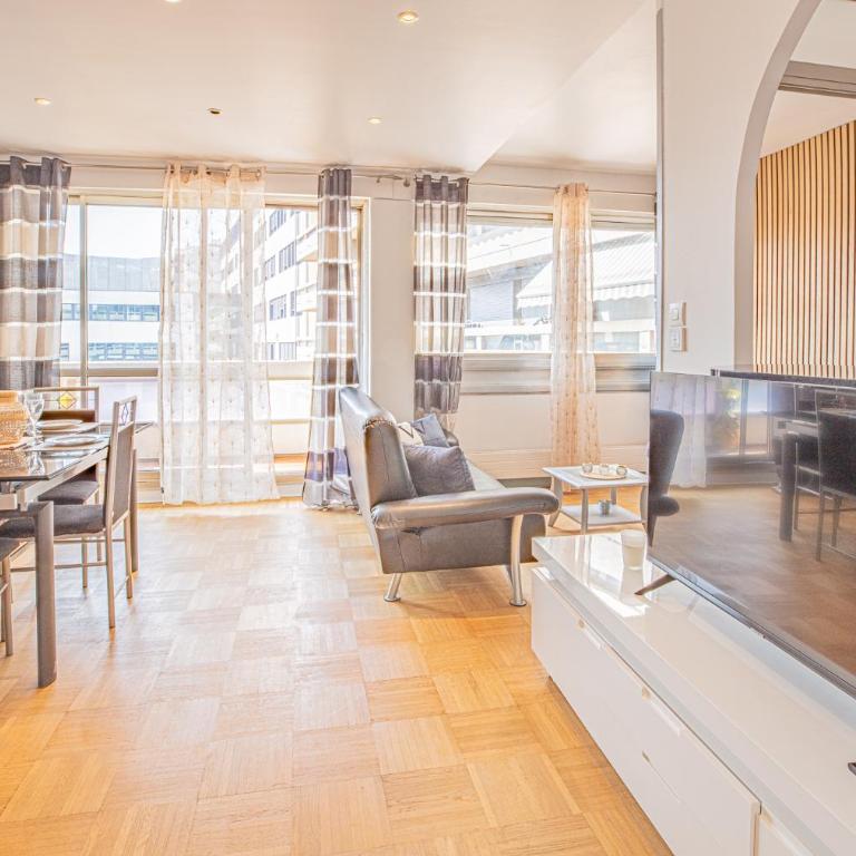 Ideal couple, family & friends - Calme, lumineux, Balcon - Proche Plages 2km - Vélodrome à 10min - Climatisation & Parking privé - Appartement 1 Chambre - 4