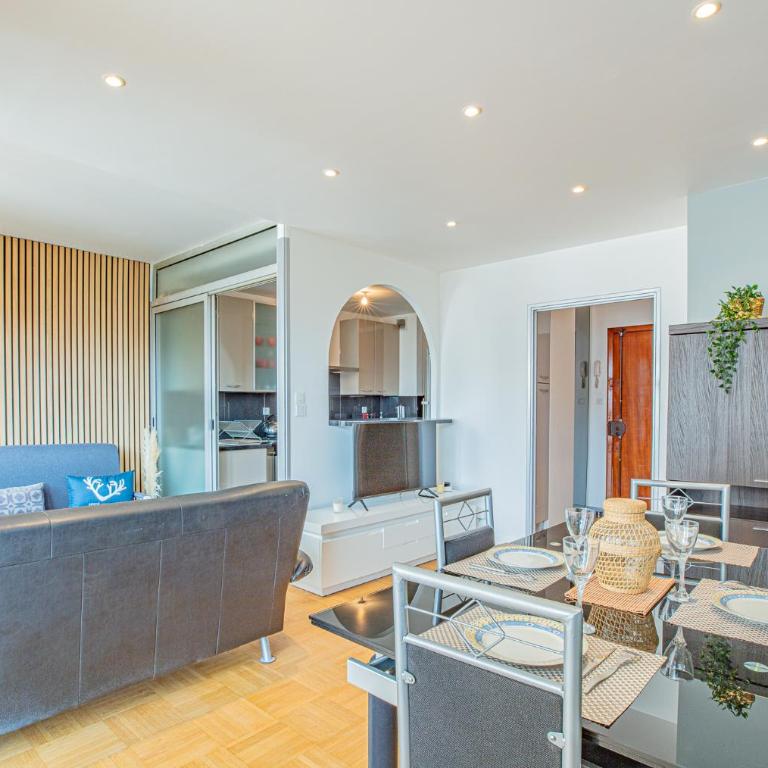 Ideal couple, family & friends - Calme, lumineux, Balcon - Proche Plages 2km - Vélodrome à 10min - Climatisation & Parking privé - Appartement 1 Chambre - 13