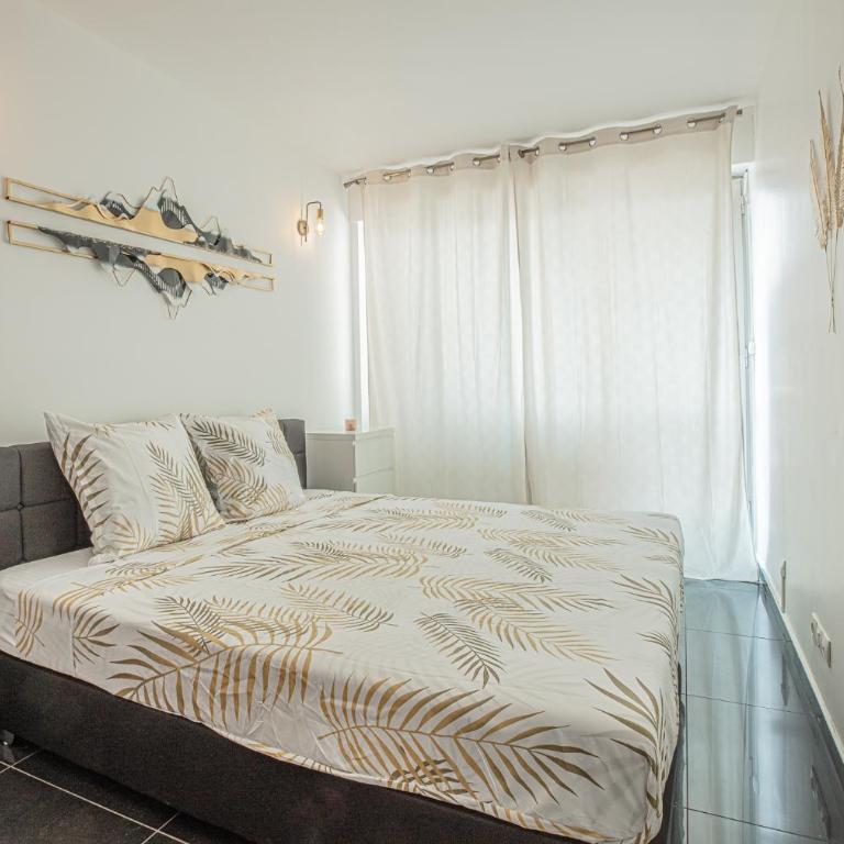 Ideal couple, family & friends - Calme, lumineux, Balcon - Proche Plages 2km - Vélodrome à 10min - Climatisation & Parking privé - Appartement 1 Chambre - 7