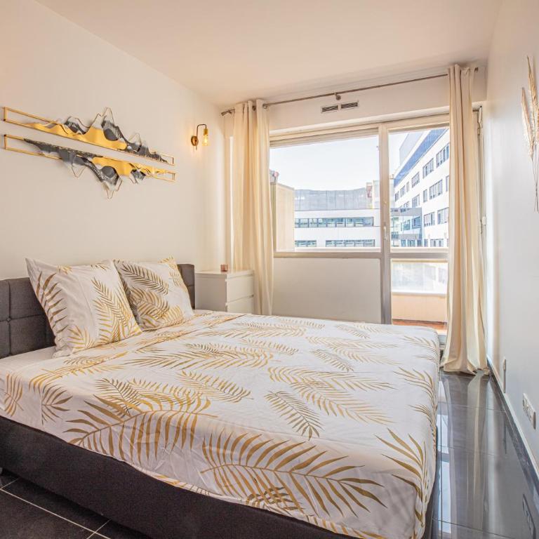 Ideal couple, family & friends - Calme, lumineux, Balcon - Proche Plages 2km - Vélodrome à 10min - Climatisation & Parking privé - Appartement 1 Chambre - 8