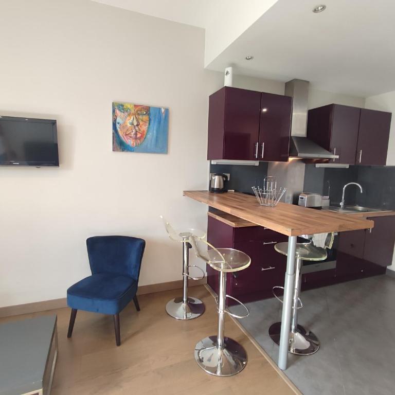 Studio de 25m2 - Extra centre - À 5 min à pied des plages - Commerces et restaurants sur place - Clim - Wifi - EXCEPTIONNEL - Studio Deluxe - 12