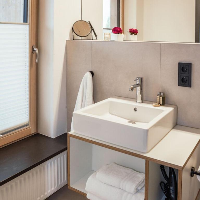 Allgäuer Genusshotel und Historischer Dorfgasthof Hirsch - Doppelzimmer mit Balkon - Neubau - 7