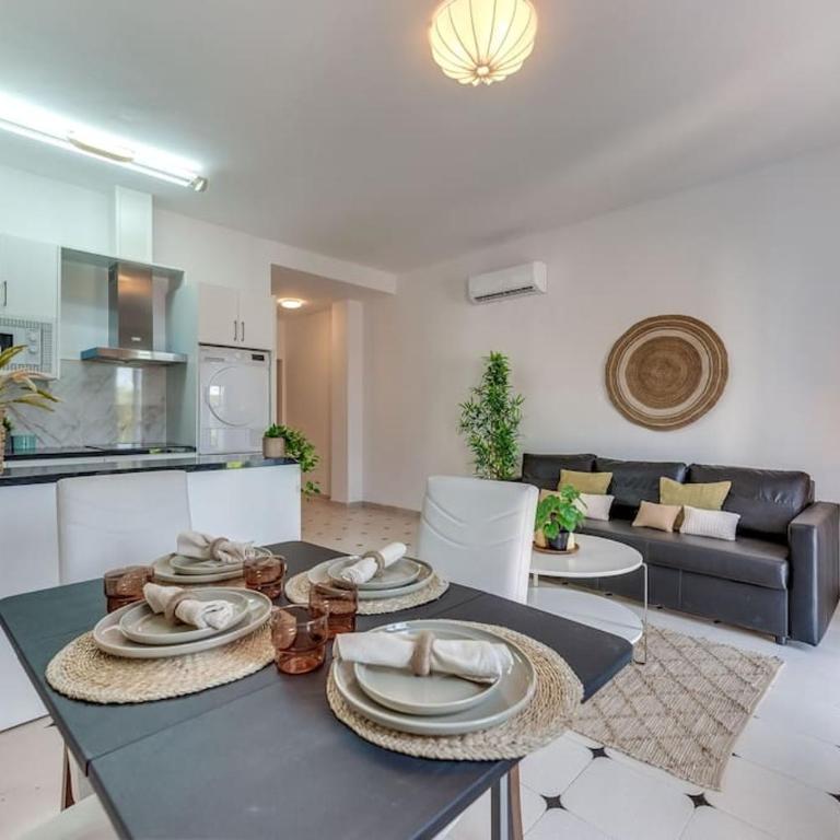 LXR La Perla Renovated 2HAB. Apt - Two-Bedroom Apartment - 4