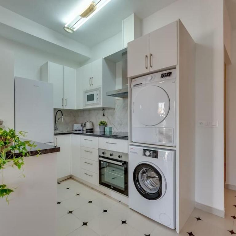 LXR La Perla Renovated 2HAB. Apt - Two-Bedroom Apartment - 15