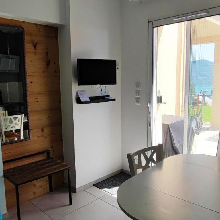 chambre 2 vue lac av piscine - Appartement 1 Chambre - 10