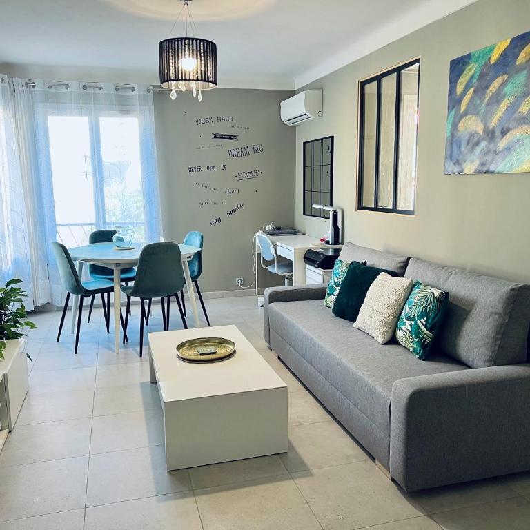 Only for female guests, shared homestay, Nice west cosy flat, balcony near airport train beach public transport supermarket - Studio - 12