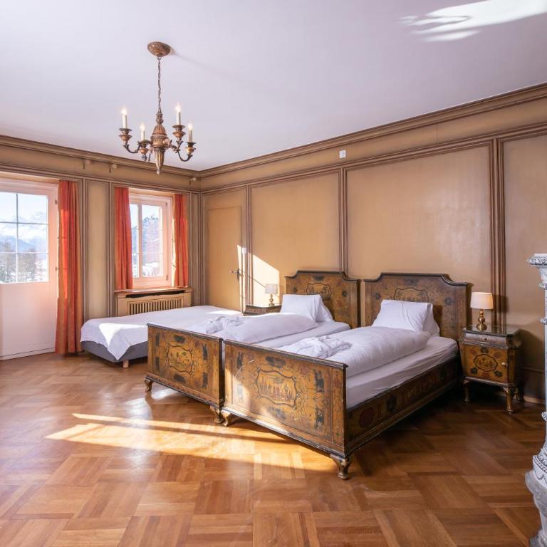 Hotel Chesa Spuondas - Family Room with Private External Bathroom and Balcony - 8