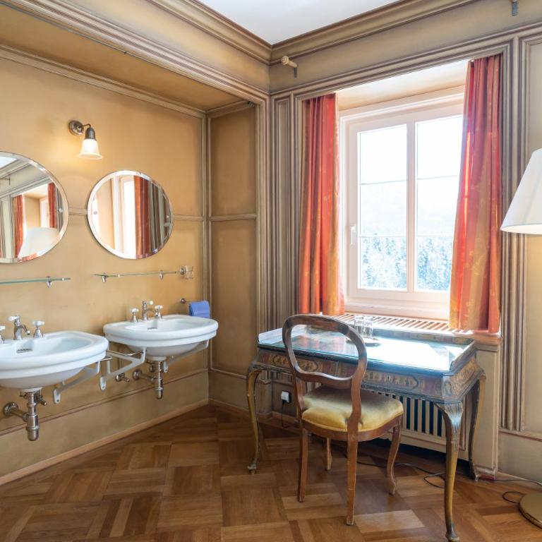 Hotel Chesa Spuondas - Family Room with Private External Bathroom and Balcony - 7
