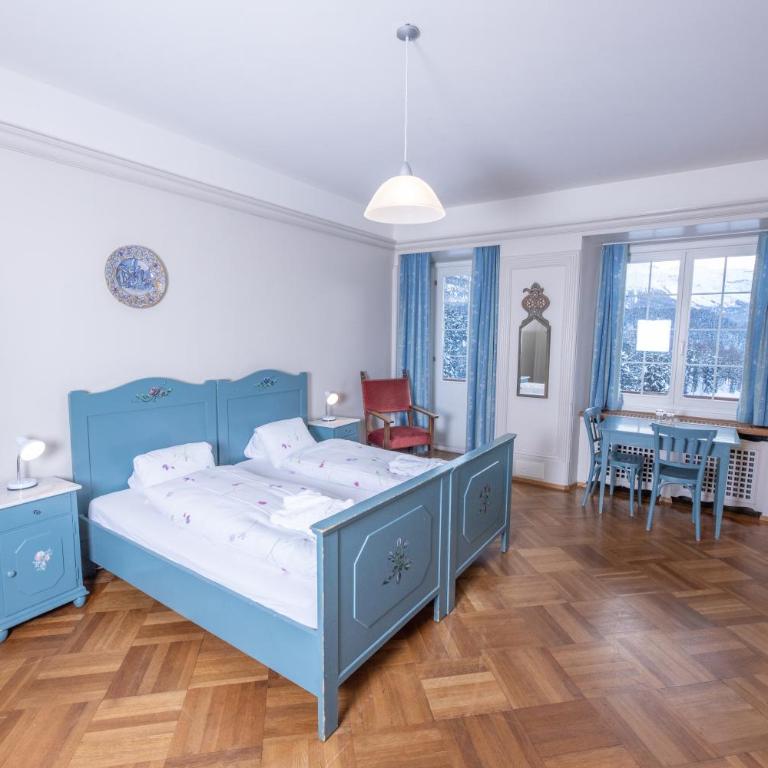 Hotel Chesa Spuondas - Family Room with Private External Bathroom and Balcony - 5
