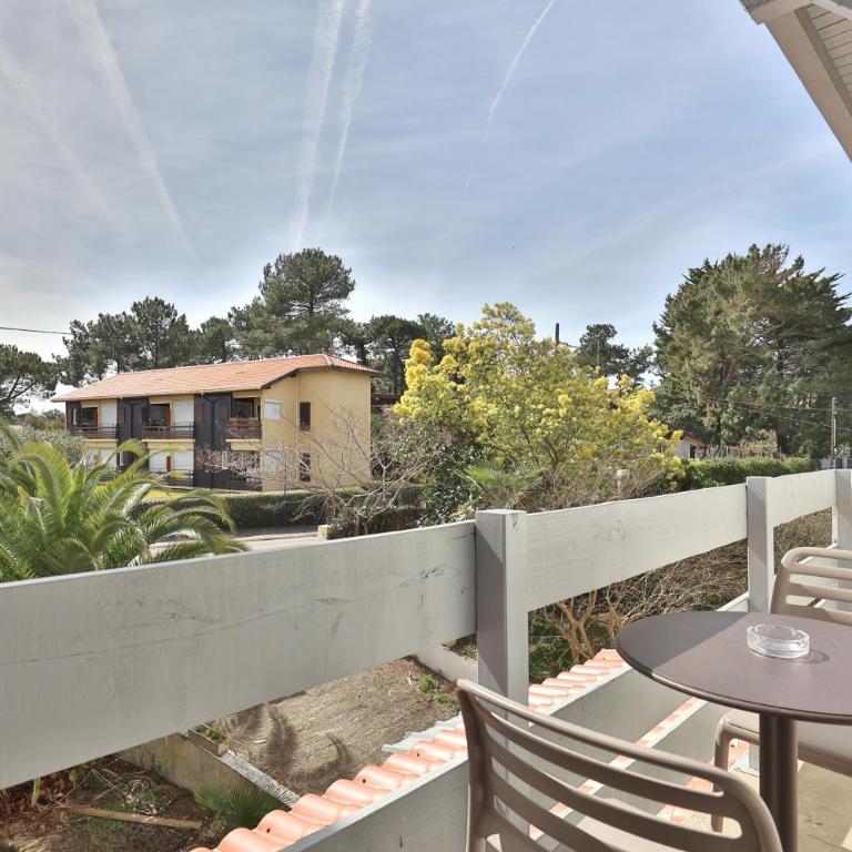 Cit'Hotel du Cap - Grande Chambre Familiale avec Balcon - Vue sur Jardin - 5