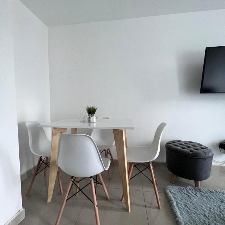 Hermosos Apartamentos con excelente ubicacion - Apartamento con balcón - 4