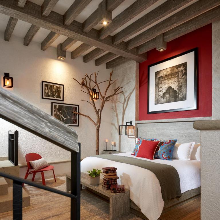 H21 Hospedaje Boutique - Suite con cama grande y balcón - 1