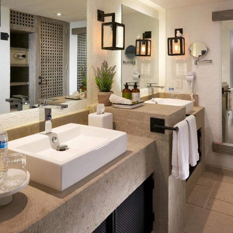 H21 Hospedaje Boutique - Suite con cama grande y balcón - 4