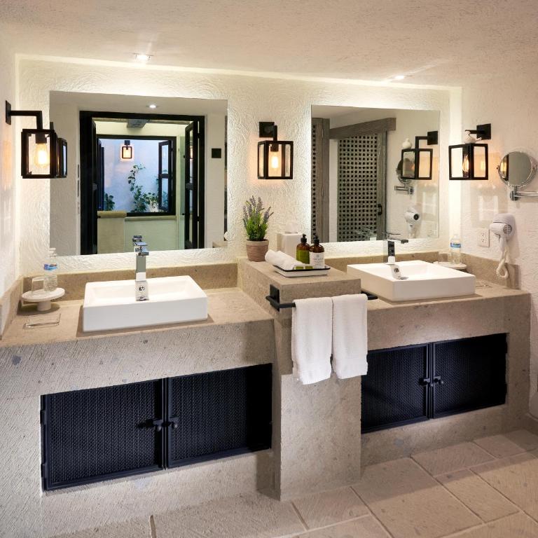 H21 Hospedaje Boutique - Suite con cama grande y balcón - 6