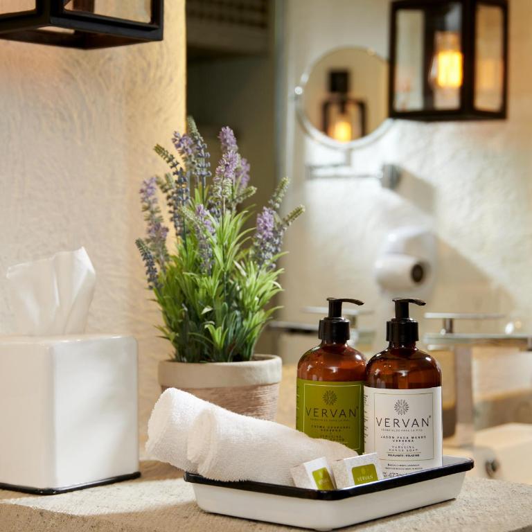 H21 Hospedaje Boutique - Suite con cama grande y balcón - 8