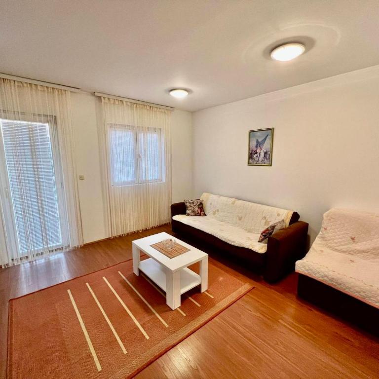 Dva Apartmana Djordjevic - Apartment with Pool View - 10