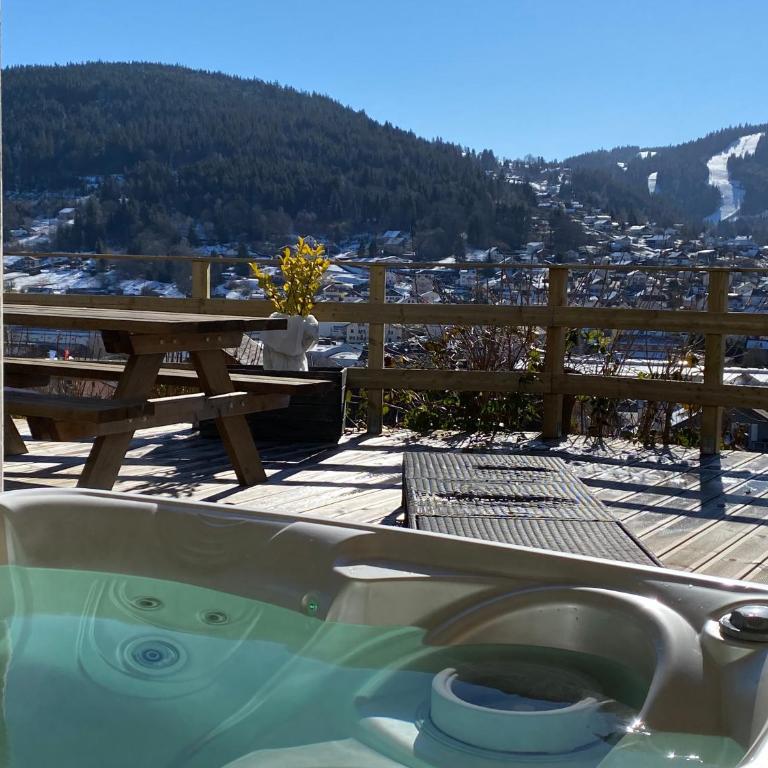 AU NID COSY D'ISA A GERARDMER VOSGES - Spas privatifs - Chambre Double avec Terrasse et Jacuzzi Privé - 4