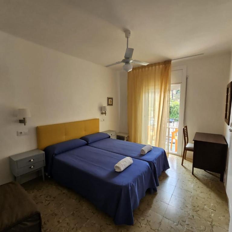 Hostal Cruz - Habitación Doble Superior con balcón - 2 camas individuales - 5