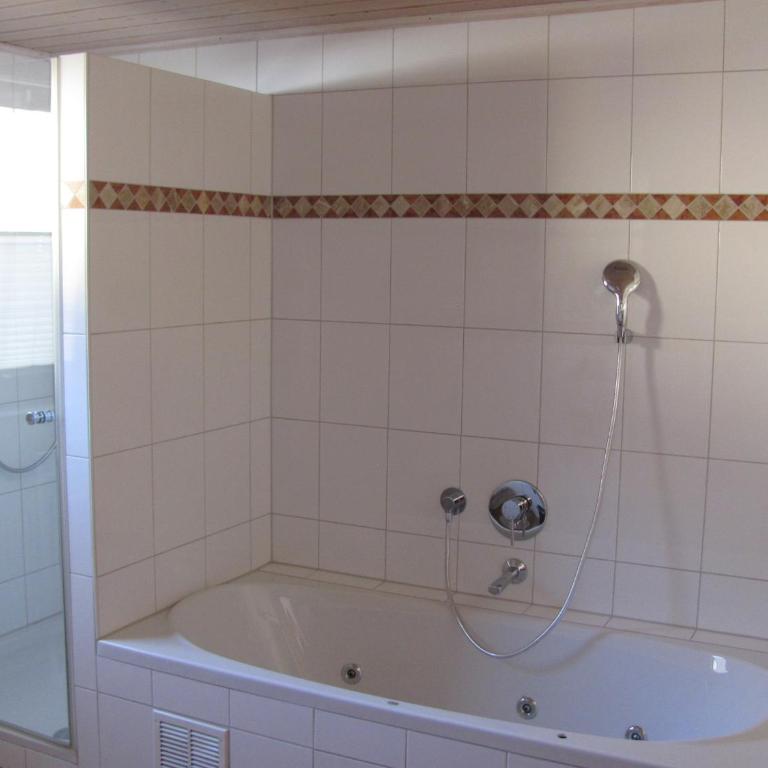 #7 Komfortables Gästehaus Schlossblick Trunkelsberg ,vollständig ausgestattet, 2 Bäder, 3 Schlafzimmer, Top-Ausstattung - Haus mit 3 Schlafzimmern - 12