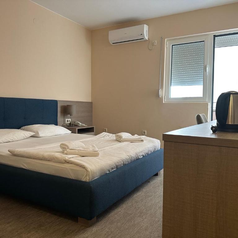 Garni Hotel MB - Dvokrevetna Soba sa Bračnim Krevetom i Balkonom - 5