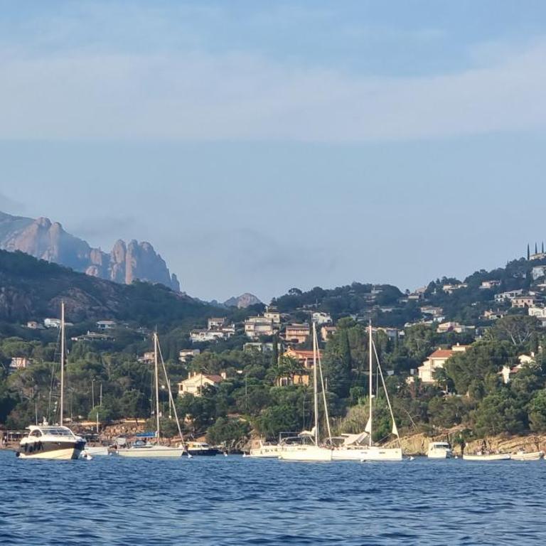 Agay Cap Esterel Le Hameau F2 Clim plein sud dernier etage Magnifique vue mer - Appartement 1 Chambre - 90