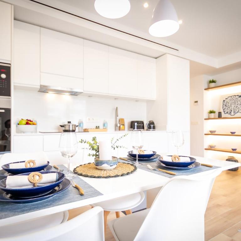 MARBELLA BANUS SUITES - Puerto Banús, Playas del Duque Beachside Residential, 2BD -2BA, Direct Beach & P Banús Access, 35,000 m2 Gardens, 3 Pools - Deluxe Apartment - 18