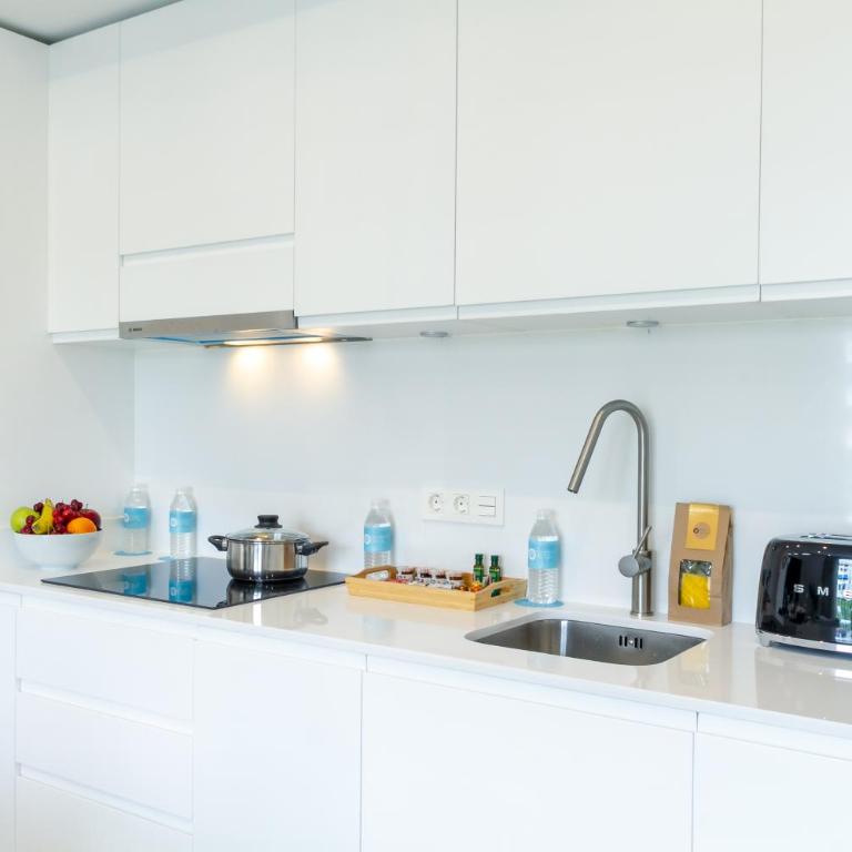 MARBELLA BANUS SUITES - Puerto Banús, Playas del Duque Beachside Residential, 2BD -2BA, Direct Beach & P Banús Access, 35,000 m2 Gardens, 3 Pools - Deluxe Apartment - 52