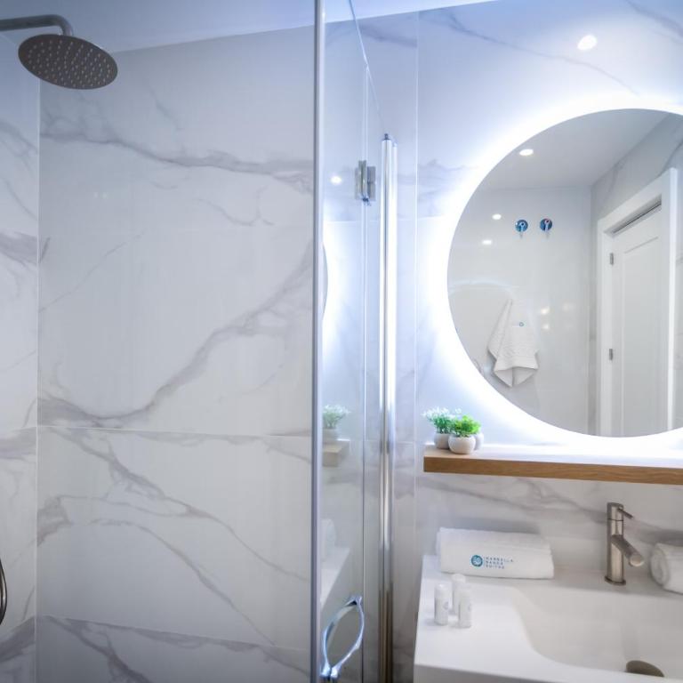 MARBELLA BANUS SUITES - Puerto Banús, Playas del Duque Beachside Residential, 2BD -2BA, Direct Beach & P Banús Access, 35,000 m2 Gardens, 3 Pools - Deluxe Apartment - 70