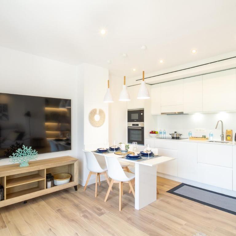MARBELLA BANUS SUITES - Puerto Banús, Playas del Duque Beachside Residential, 2BD -2BA, Direct Beach & P Banús Access, 35,000 m2 Gardens, 3 Pools - Deluxe Apartment - 3