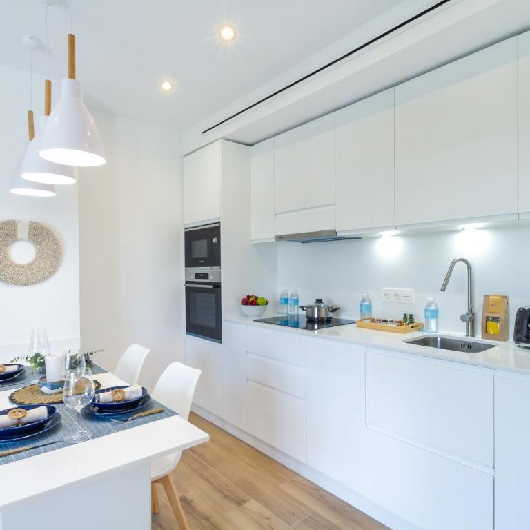 MARBELLA BANUS SUITES - Puerto Banús, Playas del Duque Beachside Residential, 2BD -2BA, Direct Beach & P Banús Access, 35,000 m2 Gardens, 3 Pools - Deluxe Apartment - 48
