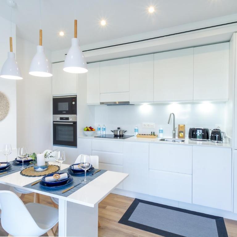 MARBELLA BANUS SUITES - Puerto Banús, Playas del Duque Beachside Residential, 2BD -2BA, Direct Beach & P Banús Access, 35,000 m2 Gardens, 3 Pools - Deluxe Apartment - 15