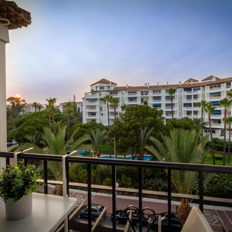 MARBELLA BANUS SUITES - Puerto Banús, Playas del Duque Beachside Residential, 2BD -2BA, Direct Beach & P Banús Access, 35,000 m2 Gardens, 3 Pools - Deluxe Apartment - 24