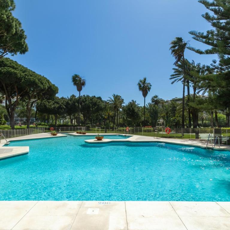 MARBELLA BANUS SUITES - Puerto Banús, Playas del Duque Beachside Residential, 2BD -2BA, Direct Beach & P Banús Access, 35,000 m2 Gardens, 3 Pools - Deluxe Apartment - 86