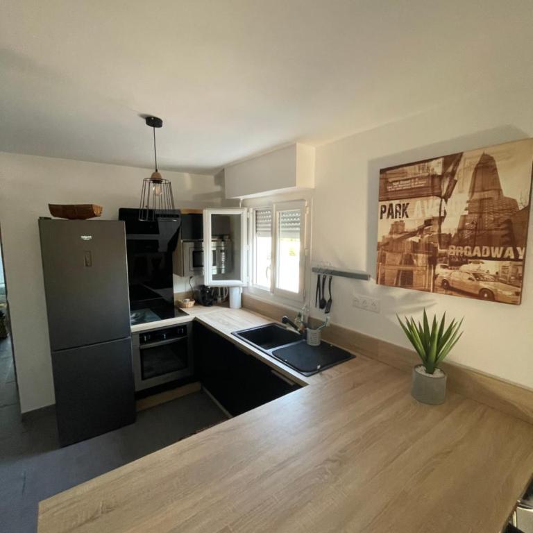 Agréable T2 traversant RDC avec terrasse - balcon - Parking 2 places - Clim portative - Appartamento con 1 Camera da Letto - 4