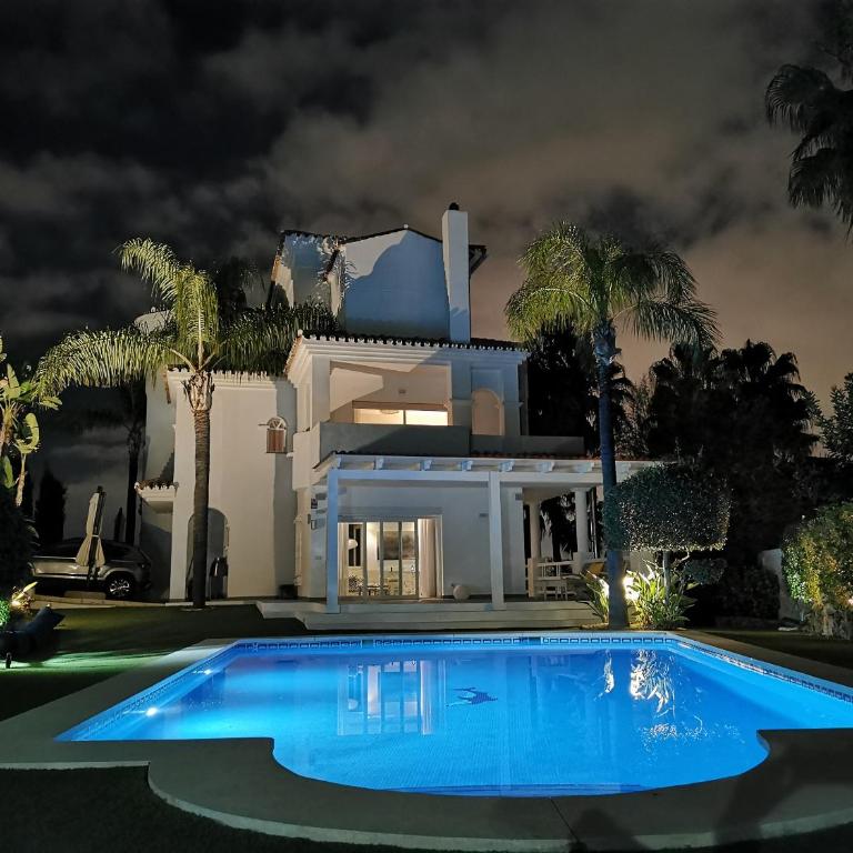 Stunning and luxury Villa in Marbella-Atalaya - 250m to GC Atalaya, 2x 18 holes and very close to the beach of San Pedro de Alcántara and Puerto Banus or Puente Romano - Villa Deluxe - 1