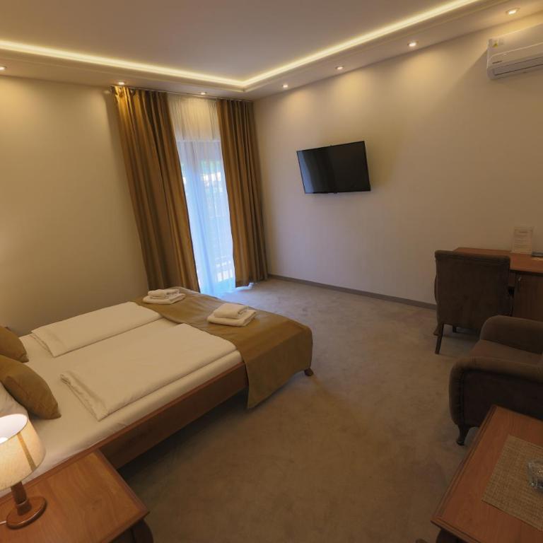 Provence rooms - Deluks Dvokrevetna Soba sa Bračnim Krevetom i Balkonom - 1