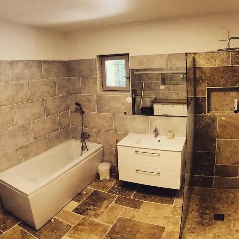 Charmant Rez de Villa climatisé rénové, 90m2 avec parking - Apartment mit 2 Schlafzimmern - 29