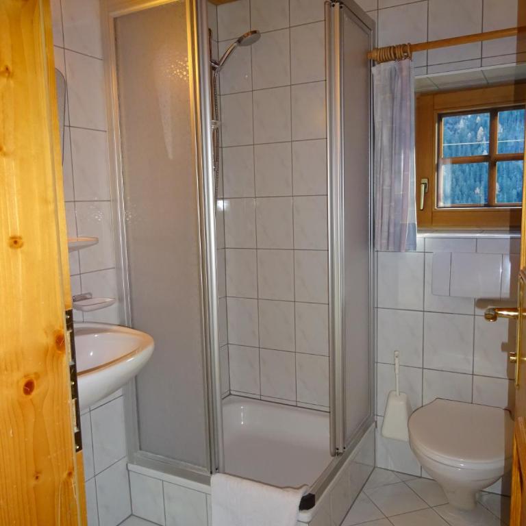 Landhaus Löberbauer - Vierbettzimmer mit Balkon - 3