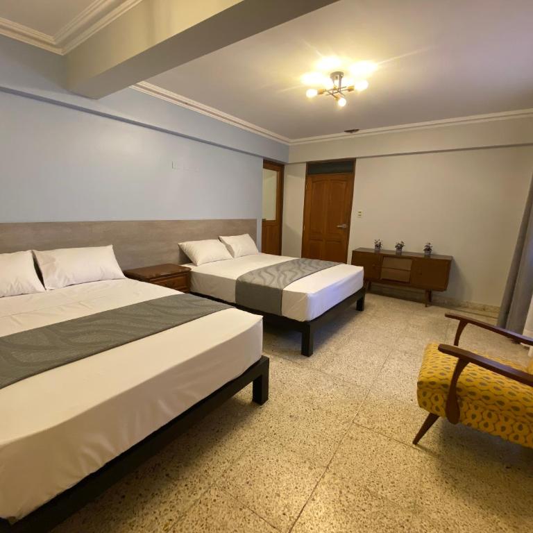 Izza Hotel - Habitación Doble con baño privado - 2 camas - 4