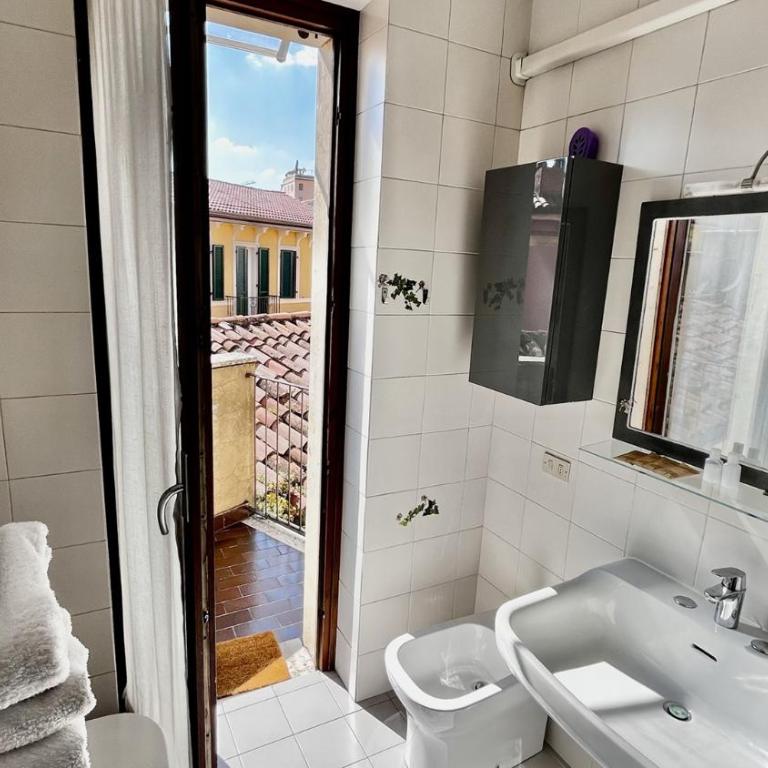 Casanova Room - Double Room with Private Bathroom - 12