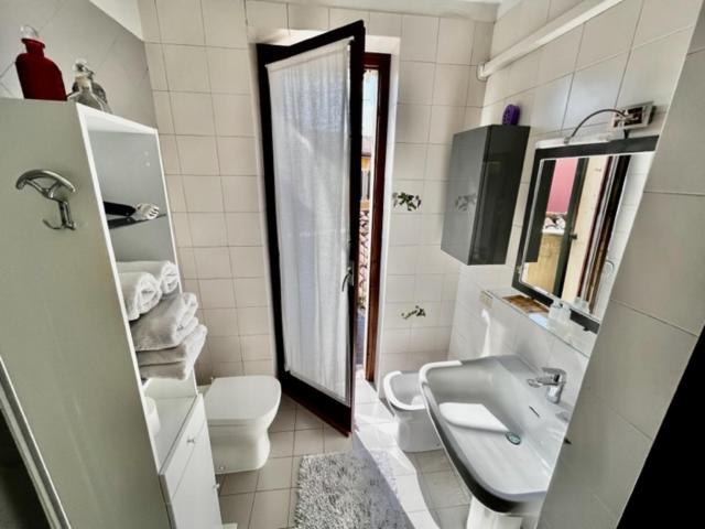 Casanova Room - Double Room with Private Bathroom - 15