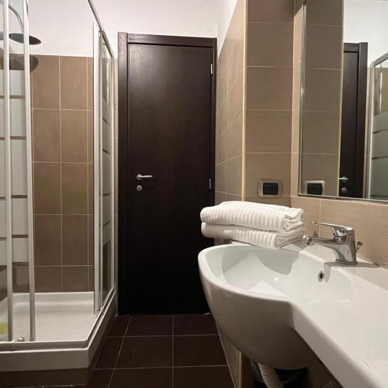 Cloud 9 Hotel - Camera Matrimoniale con Bagno Privato - 15