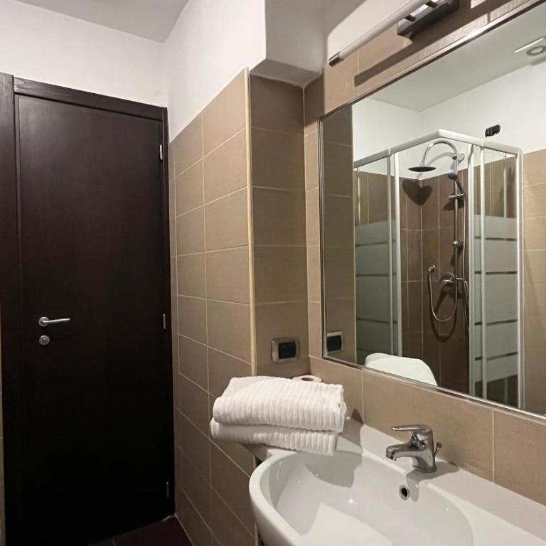 Cloud 9 Hotel - Camera Matrimoniale con Bagno Privato - 16