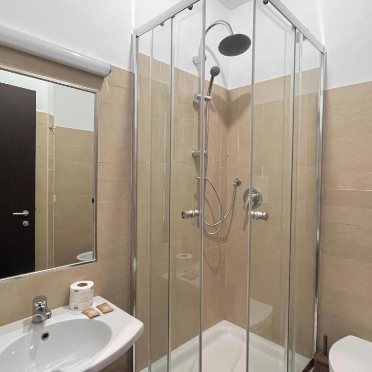 Cloud 9 Hotel - Camera Matrimoniale con Bagno Privato - 13